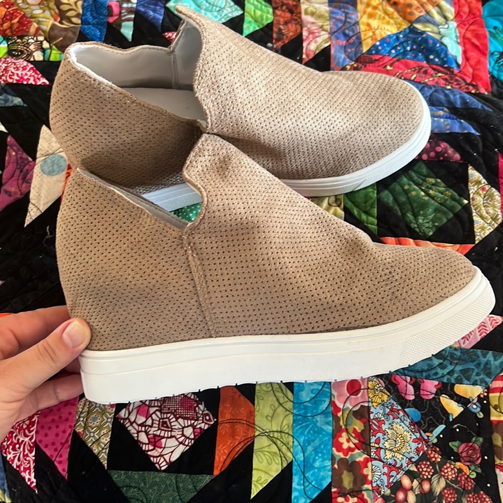 Brown suede heeled shoes